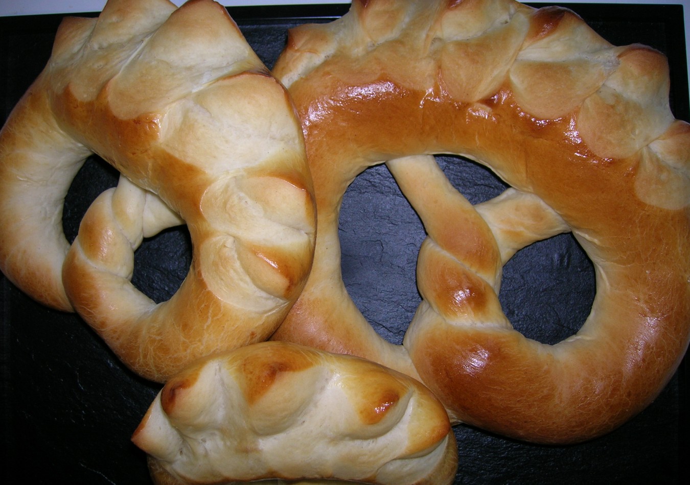 Unsere herrlichen Weihnachtsringli natürlich mit feiner Emmentaler Butter hergestellt